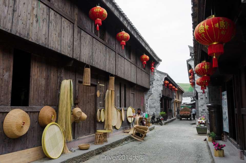 黑色V领长袖衫配牛仔小短裤，青春靓丽又时尚，在夏天你喜欢这么穿吗？游戏画面